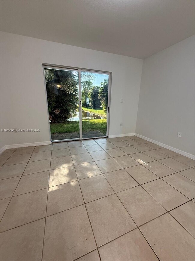 Foto del edificio - 8851 NW 110th Pl