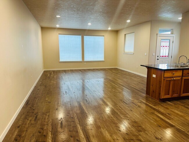 Building Photo - Spacious Duplex in Badger Mountain South