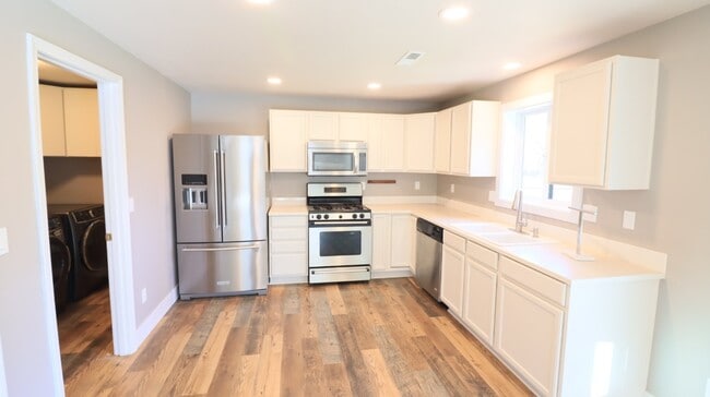 Building Photo - Must see 3/2 home close to Old Mill district