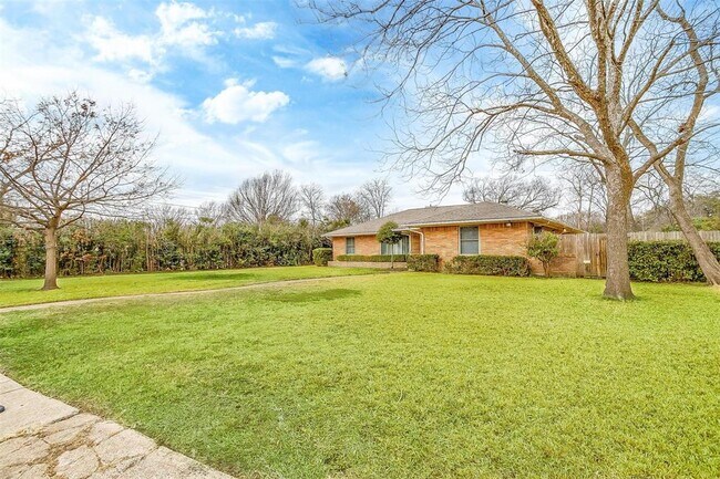 Foto del edificio - 10923 Strayhorn Dr