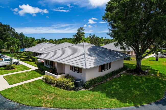 Building Photo - 121 Club Dr