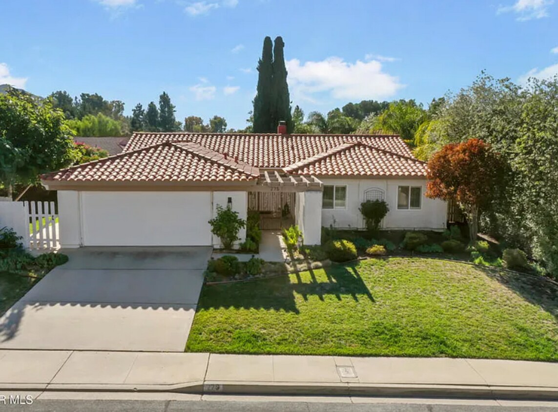 Foto principal - Single story 4 bed, 2 bath home in Newbury...