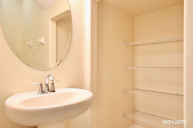 Building Photo - Beautiful 3/2.5 Townhouse located in the G...