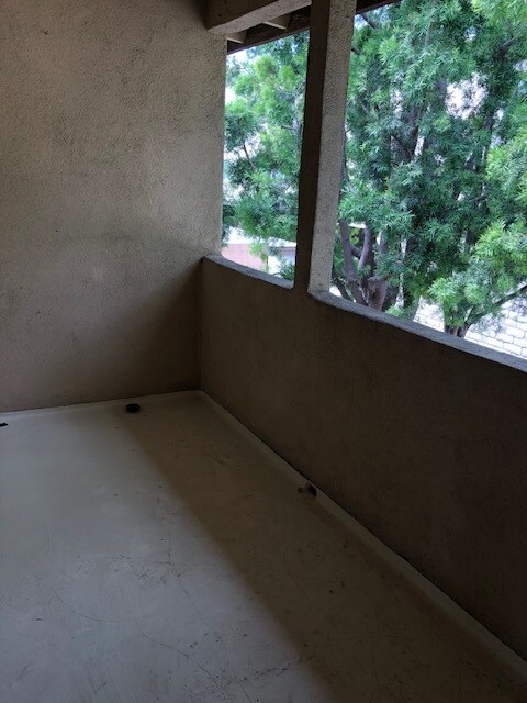 private balcony - 312 E Live Oak St