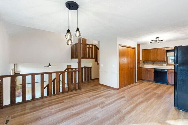 Building Photo - 4536 S Crescent Ave