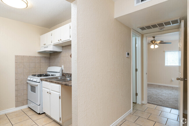 1BR, 1BA - 740SF - Vista del Sol