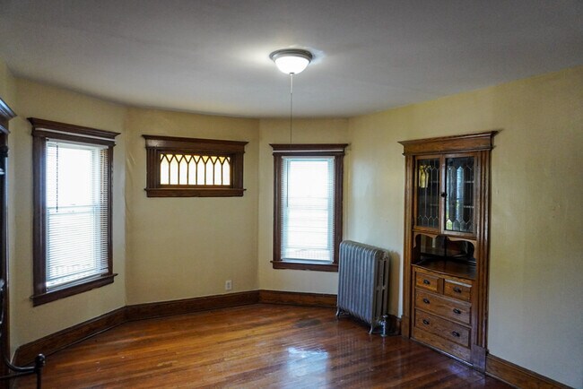 Building Photo - 49 Beacon St