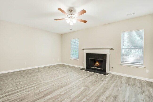 Building Photo - 305 Edison Dr
