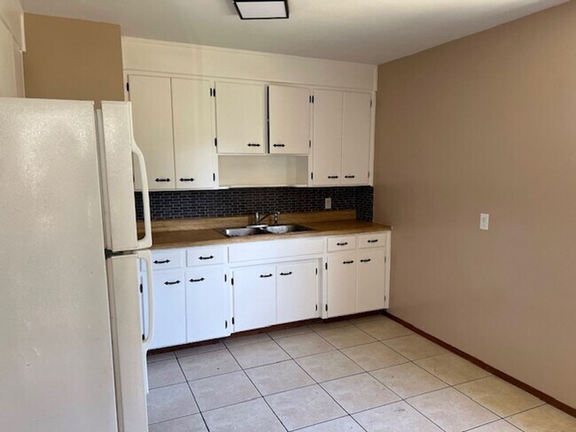 Foto del edificio - 3 Bedroom 1 Bath-1/2 of a Duplex Available...