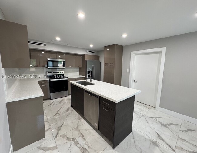Foto del edificio - 15011 Coconut Ct