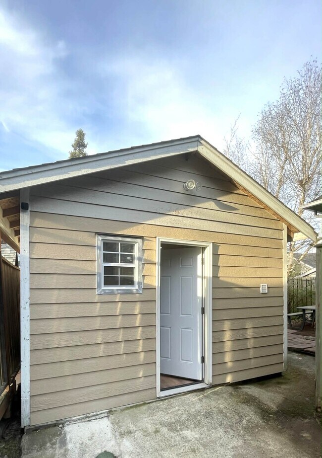 Foto del edificio - 704 NE 53rd St