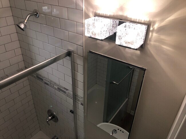Eso luces de cristal de azulejos de metro de ducha - 346 Rose Ave