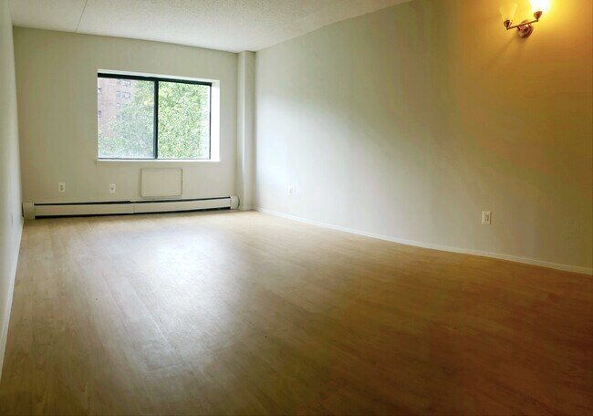 Brillante y Amplia sala de estar - 1425 Amsterdam Ave
