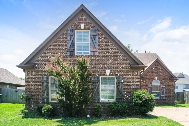 Building Photo - 3145 Pinetree Loop N