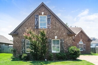 Building Photo - 3145 Pinetree Loop N