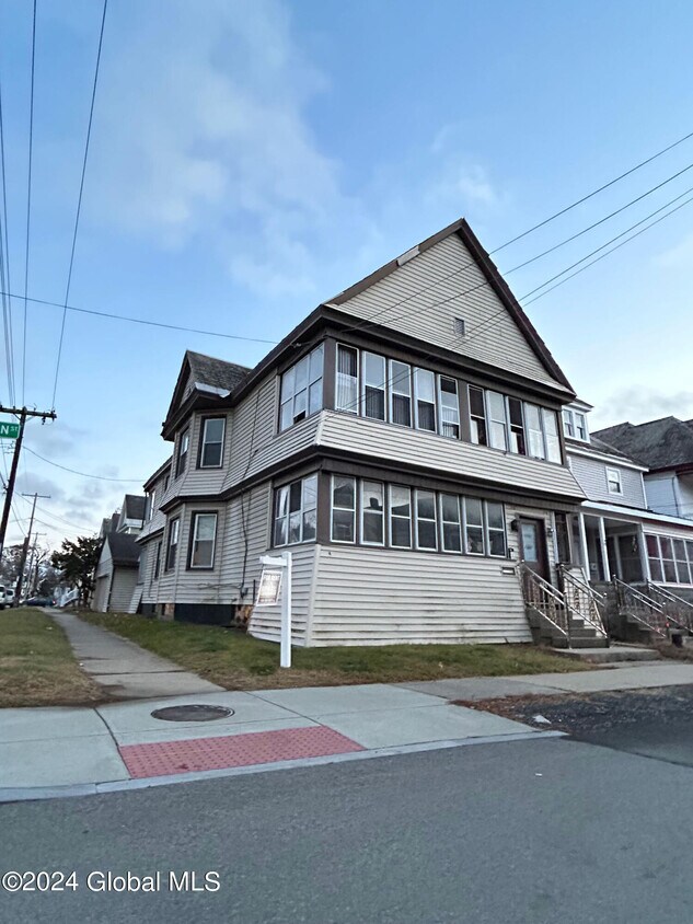 96 Robinson St, Schenectady, NY 12304 Room for Rent in Schenectady