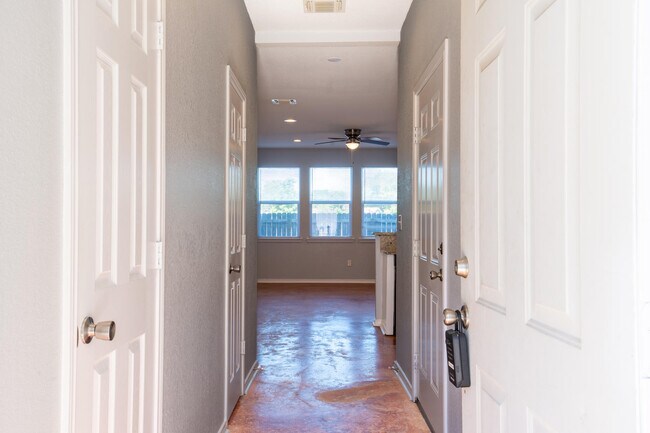 Foto del edificio - 6918 Crestway Dr