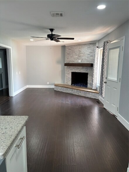 Foto del edificio - 302 Van Rowe Ave
