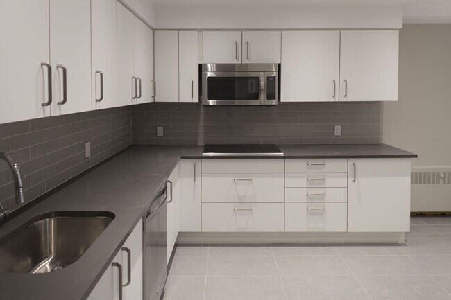 Building Photo - 3495 Rue de la Montagne