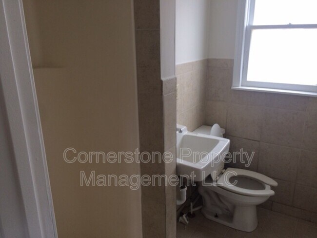 Building Photo - 8255 Lakeview Dr