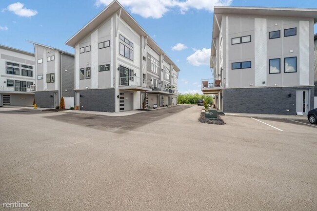 Building Photo - 2 br, 2.5 bath Condo - Belknap Bluffs