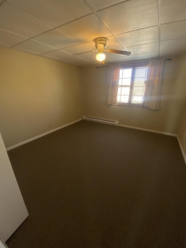 Foto del edificio - 2 Bedroom, 1 Bathroom Apartment For Rent D...