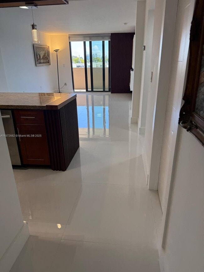 Foto del edificio - 7125 Bay Dr