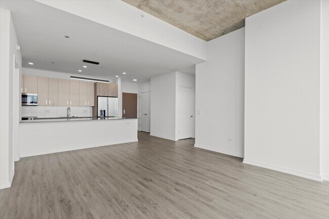 Building Photo - 460 W Chicago Ave