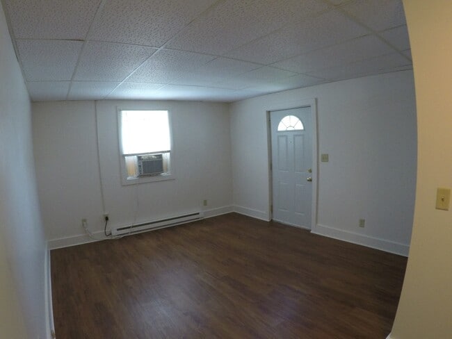 Building Photo - 3001 Kossuth St