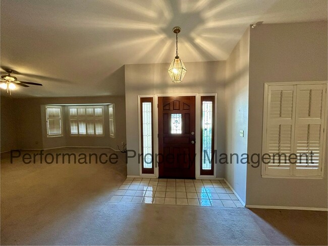 Building Photo - Beautiful 3 Bed/2 Bath Plus Office in NE B...