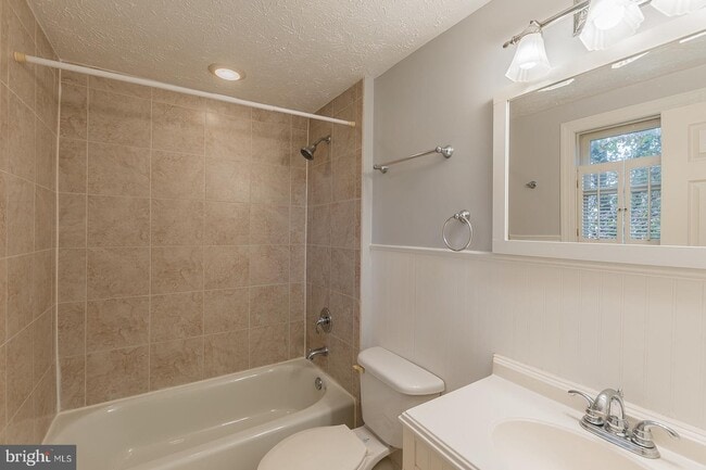 Building Photo - 13006 New Parkland Dr