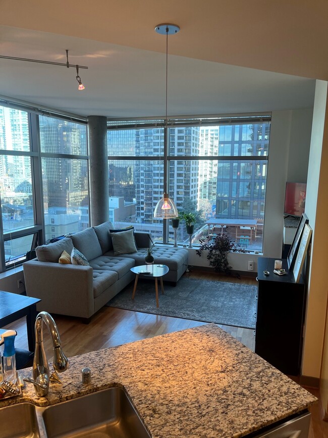 Apartamento en esquina, sala de estar - 2033 2nd Ave