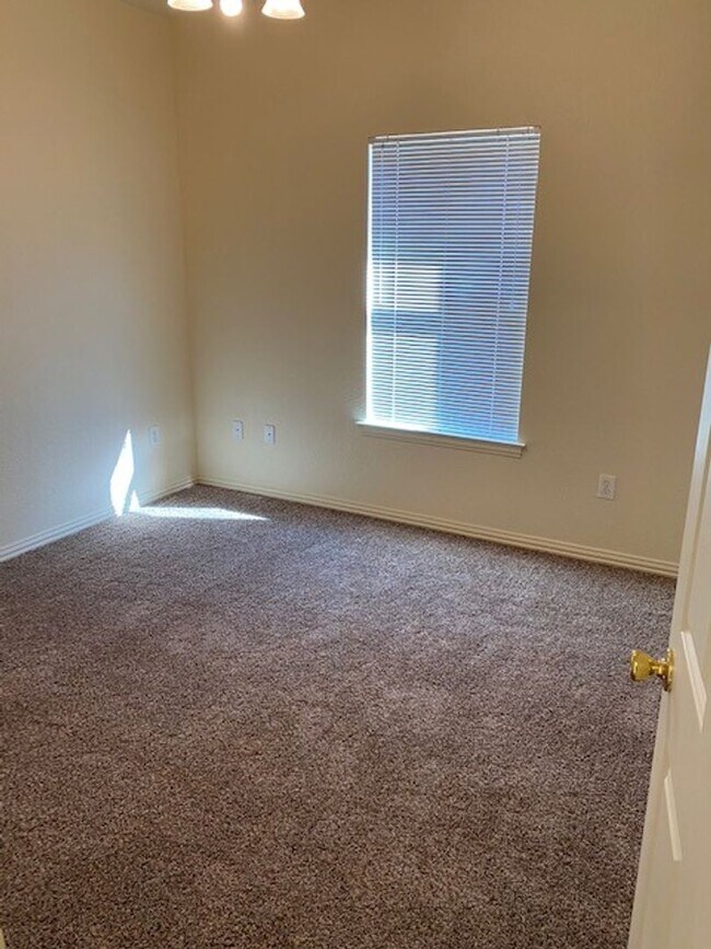 Building Photo - 3 BEDROOM 2 BATH 2 CAR GARAGE