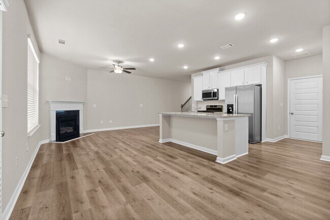 Foto del edificio - 3 BEDROOM TOWNHOME IN OAKWOOD!