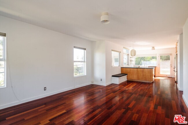Foto del edificio - 2300 Baxter St