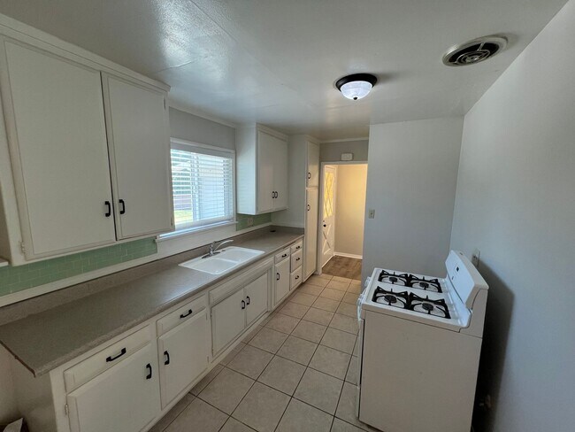 Foto del edificio - Darling Updated 4 Bed 2 Bath Orange Home