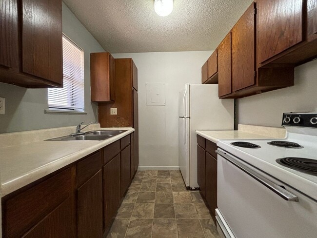 Building Photo - Studio Apartment at the Brookside Apartments!