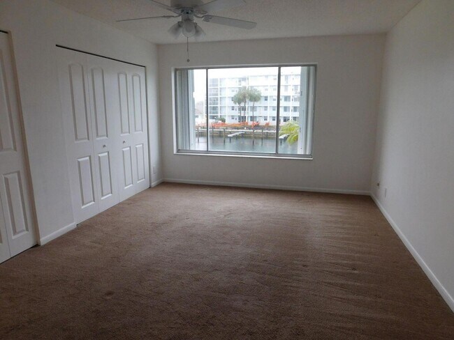 Foto del edificio - 125 Shore Ct
