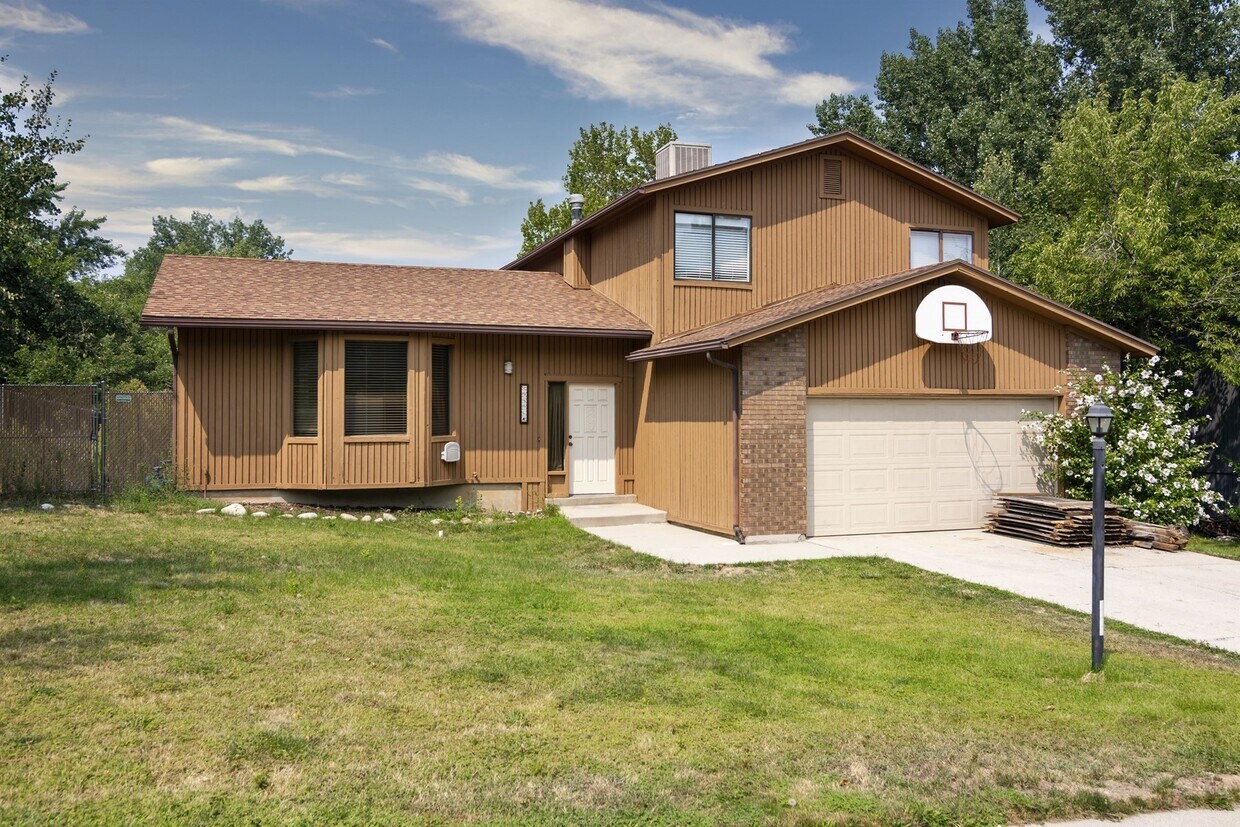 Primary Photo - 9896 Wimbleton Dr