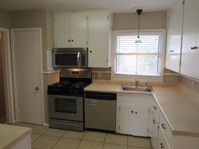 Foto del edificio - 3-BEDROOM HOME IN TERRELL HEIGHTS