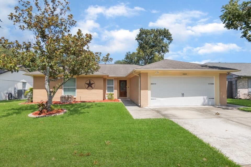 Primary Photo - 2305 Meadow Green Dr