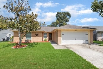 Building Photo - 2305 Meadow Green Dr
