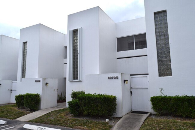 Building Photo - 5070 Elmhurst Rd