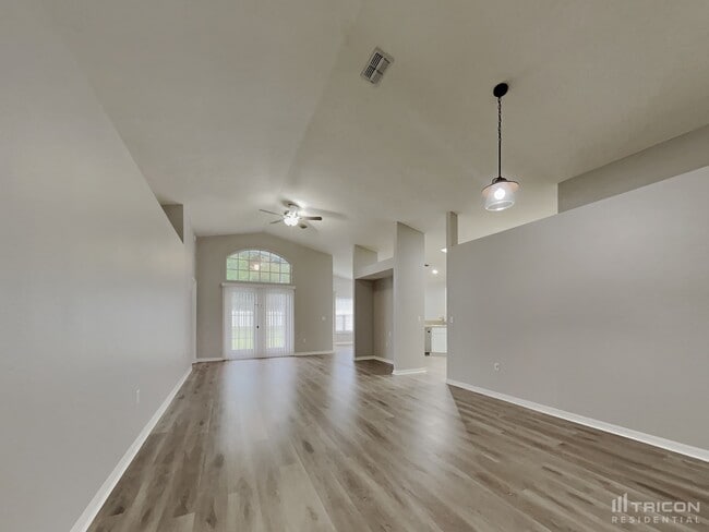Building Photo - 7935 Fashion Loop