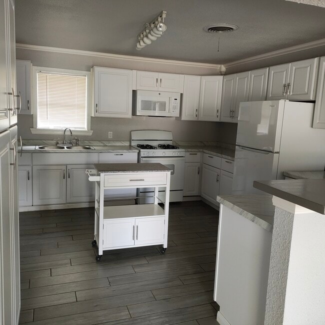 Building Photo - 2106 Brantley Ave