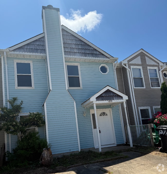 Building Photo - 1375 Longlac Rd