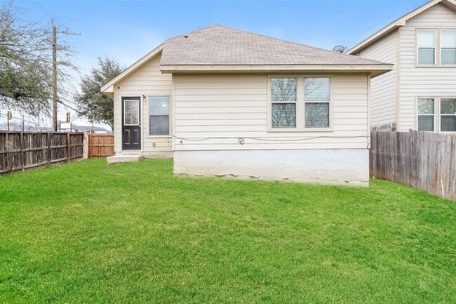 Building Photo - 2811 Majestic Dr