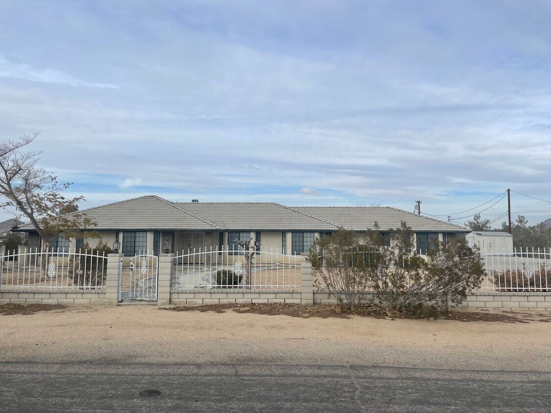 Foto principal - COMING SOON! APPLE VALLEY DESERT KNOLLS 4 ...
