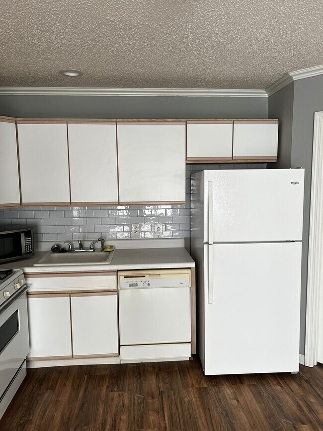 Cocina completa - 109 Cypress Dr