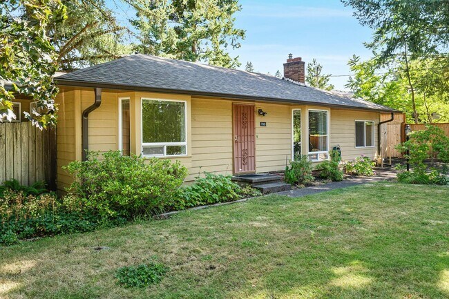 Foto del edificio - Charming, retro 2-bdrm/2-bath ranch in tranquil setting w/ large family room
